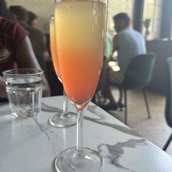 Poach Social - Peach Lemonade Mimosa - Breakfast & Brunch Near Me - Atlanta, Georgia