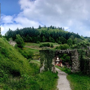 Burgwirtschaft Schauenburg - Walking through the castle - Restaurants Near Me - Oberkirch, BW