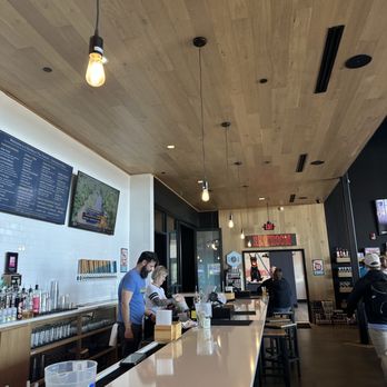4 Hands at The District - Bar - Brewpubs Near Me - Chesterfield, Missouri