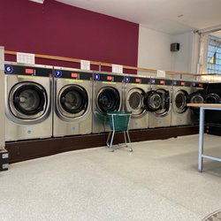 SB Waschsalon - Hanging out at a laundromat