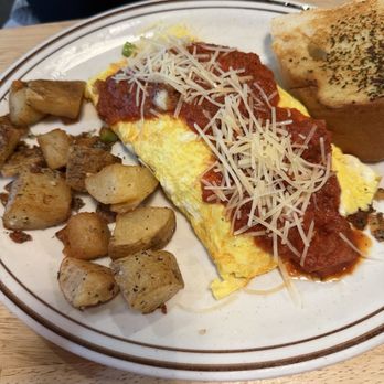 Honey Butter's Kitchen -Candle Factory - Omelette with chicken Parmesan, potatoes, and a thick slab of garlic toast - American Near Me - Williamsburg, Virginia Honey Butter's Kitchen -Candle Factory - Omelette with chicken Parmesan, potatoes, and a thick slab of garlic toast - American Near Me - Williamsburg, Virginia