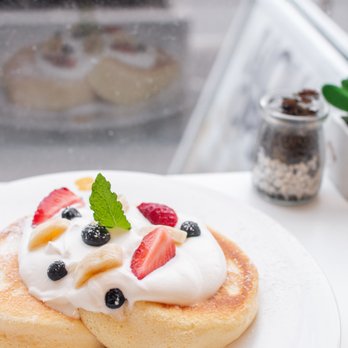 Fluffy Fluffy Dessert Cafe - Desserts Near Me - Toronto, Ontario