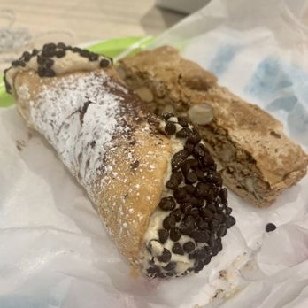 Mike's Pastry - Espresso Cannoli, Almond Biscotti - Bakeries Near Me - Boston, Massachusetts Mike's Pastry - Espresso Cannoli, Almond Biscotti - Bakeries Near Me - Boston, Massachusetts