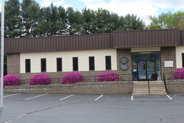 Unique Kitchens & Baths Logo