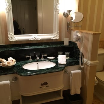 香港迪士尼樂園酒店 - Love the Snow White bath mirror. - Hotels Near Me - Hong Kong, HK