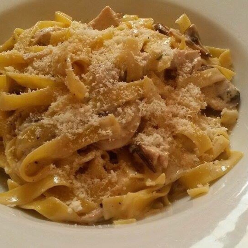 Bella Mia - Pasta with chicken and mushrooms. - Italian Near Me - London, XGL Bella Mia - Pasta with chicken and mushrooms. - Italian Near Me - London, XGL