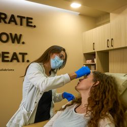 Juvenalia Brío - Nuestra especialista realizando un tratamiento facial en cabina.