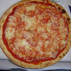 Gasthaus Lener - Wirtshaus - Pizza Margherita (die Serviette rechts lässt die wahre Größe erahnen)
