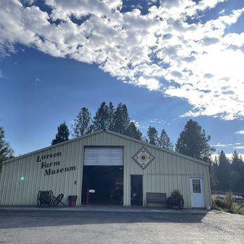 Larsen Apple Barn - If only there wasn't a cult of the hat feller in there - Fruits & Veggies Near Me - Camino, California