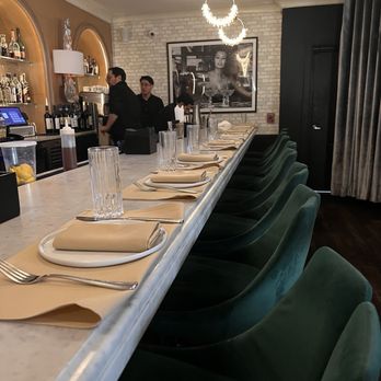 Verana - Quaint decor at the bar with comfy seats - Italian Near Me - Norwood, New Jersey Verana - Quaint decor at the bar with comfy seats - Italian Near Me - Norwood, New Jersey