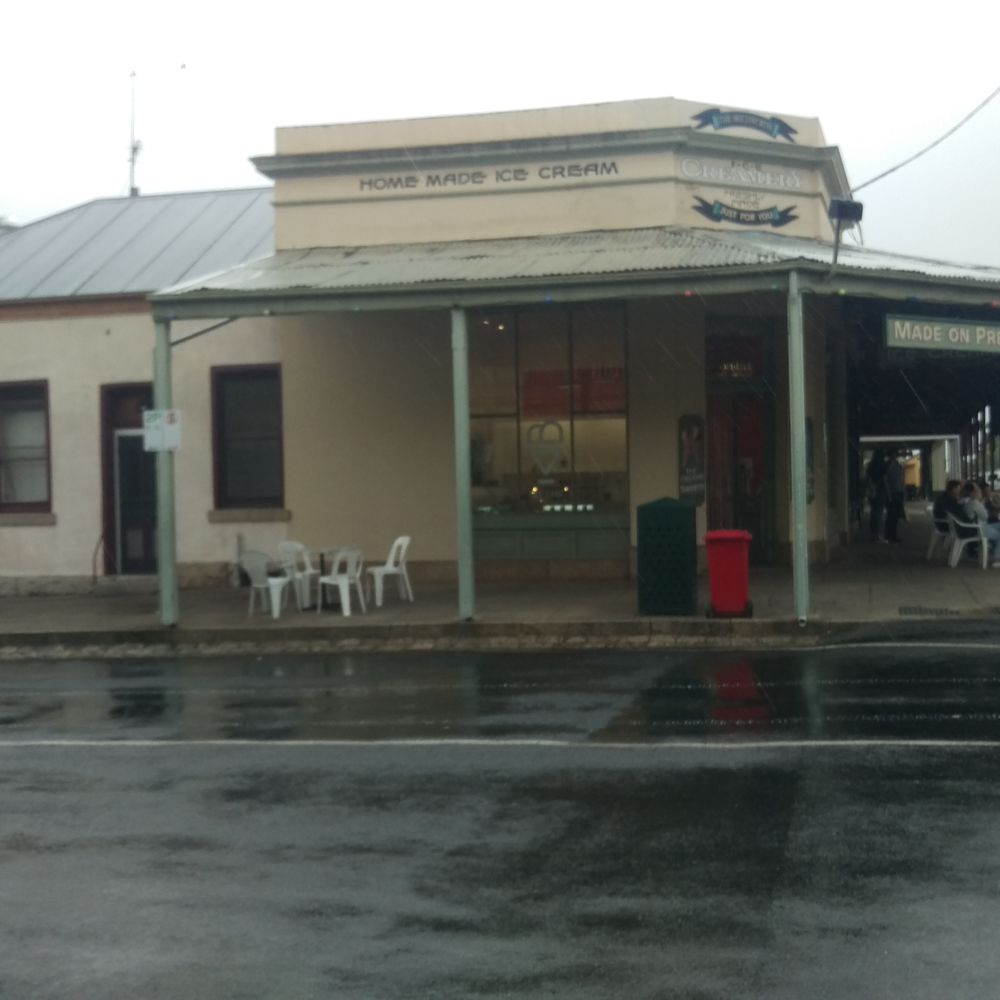 Le Blanche Ice Creamery - Outside - Ice Cream & Frozen Yogurt Near Me - Beechworth, VIC