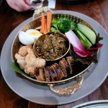 Mitr Thai - Hors D'Oeuvre Muang- Sai Oua (Traditional Herbed Sausage), Roasted Young Chili Relish, Pork Rind, Hard Boiled Egg, Steamed Vegetable) ($18) - Thai Near Me - New York, New York
