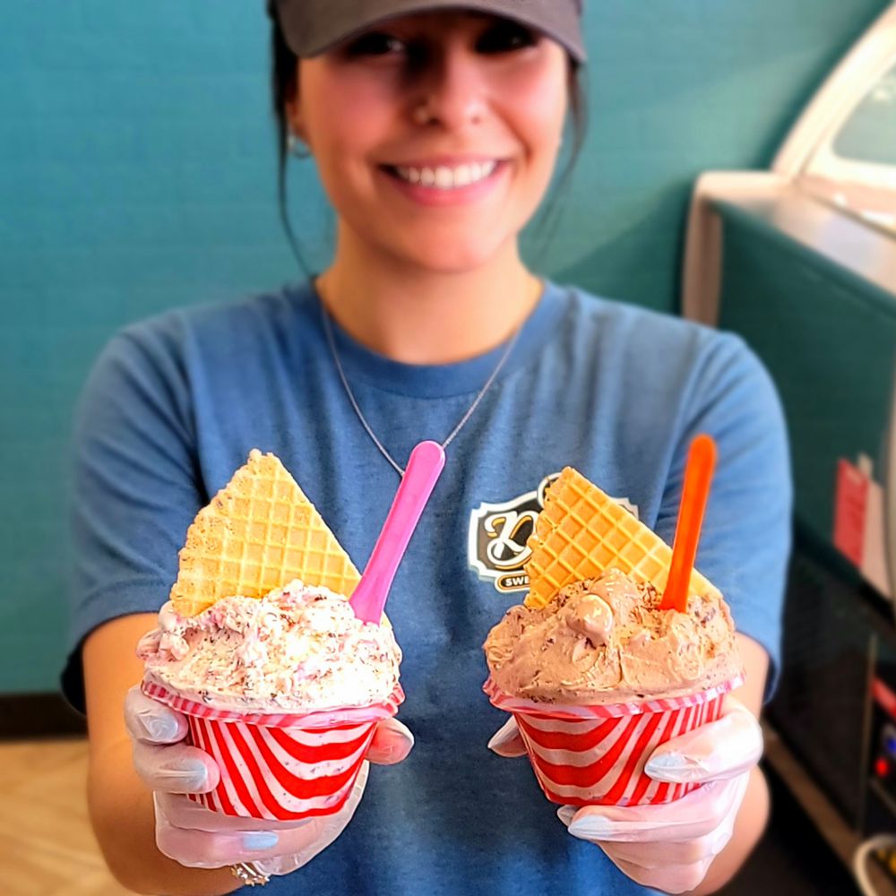 D'lish Sweets & Gelato Logo