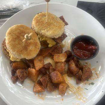 Atlas Ultra Lounge - Breakfast sliders - Lounges Near Me - Houston, Texas Atlas Ultra Lounge - Breakfast sliders - Lounges Near Me - Houston, Texas