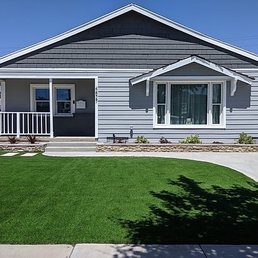 Front landscape: planters, artificial turf, stepping pads by Navlan's Front landscape: planters, artificial turf, stepping pads by Navlan's