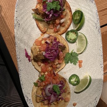 Queensbreak Restaurant - Fish Tacos - New American Near Me - Honolulu, Hawaii