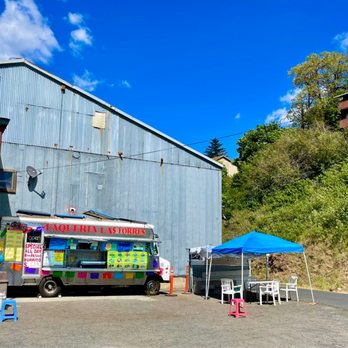Taqueria Las Torres - a food truck parked in front of a building - Tacos Near Me - Pullman, Washington