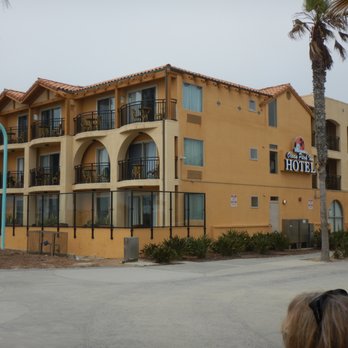 Ocean Park Inn - Our room was at the left end of the building, not facing the water. You can see the broad beach walkway and people sleeping on the grass. - San Diego, CA