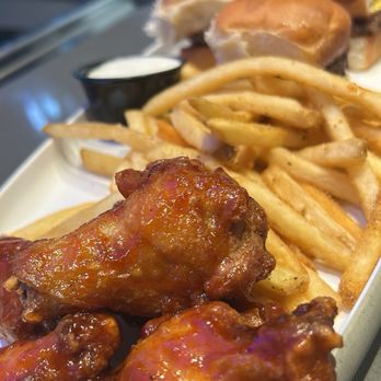 Dave & Buster's Pooler - Bar Burgers & Wings Platter* - Arcades Near Me - Pooler, Georgia