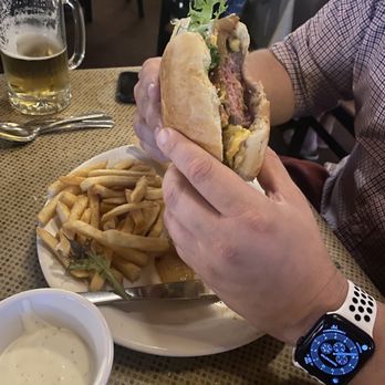 Fieldstone Country Inn - Cheeseburger - New American Near Me - Lockport, New York