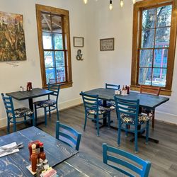 Brunch Broth & Bloom - Small dining room