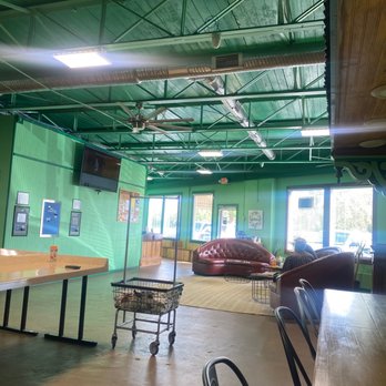 The Washington Laundromat - Open seating - Laundromat Near Me - New Orleans, Louisiana