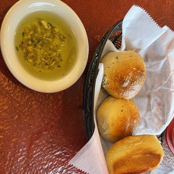 Pronto's Italian Restaurant and Pizza - Bread and raw garlic dipping oil - Italian Near Me - Bridgeport, Texas