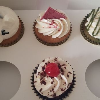 Little Sister Cake Shop - Classic, raspberry, matcha and chocolate cupcakes - Custom Cakes Near Me - Houston, Texas