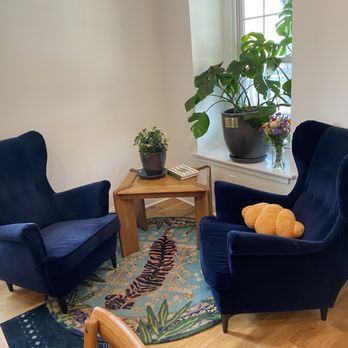 260 Bridge Cafe - Comfy chairs for a chat - Bagels Near Me - Phoenixville, Pennsylvania