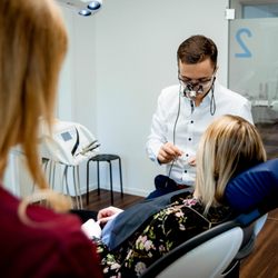 Zahnarztpraxis Dr. med. dent. M. Sc. Strössner + Team - Bei der Behandlung