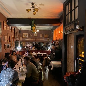 Roger la Grenouille - Tables in back - French Near Me - Paris, 75