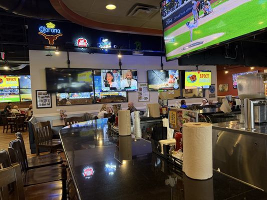Pluckers Wing Bar by null