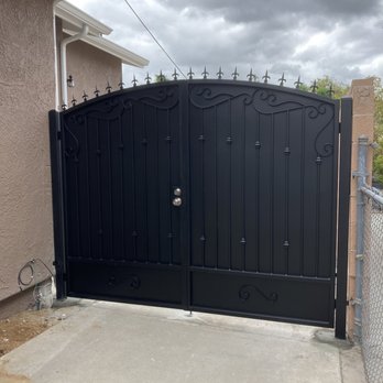Jcr Iron Works - Puerta al final del driveway - Door Sales/Installation Near Me - Los Angeles, California Jcr Iron Works - Puerta al final del driveway - Door Sales/Installation Near Me - Los Angeles, California