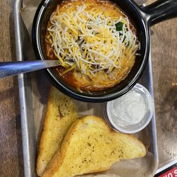 Tino's Bar & Grille - Chili with garlic toast