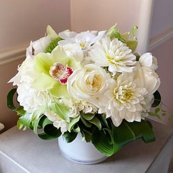 Atelier Ashley Flowers - Round, white and Green