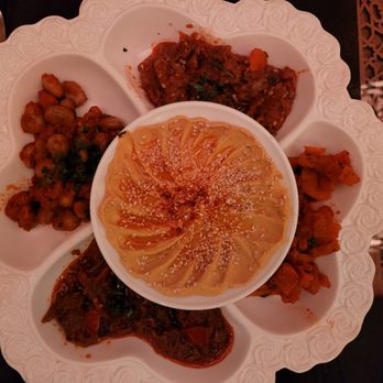 Palacio Andaluz - sabroso surtido de ensaladas calientes Almona - plate containing small plates of all salads: Zaaluk, Taktuka, Zanahoria y Hummus. - Moroccan Near Me - Granada, GR