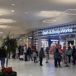Bath & Body Works - Black Friday Line, BUSY BUSY!!