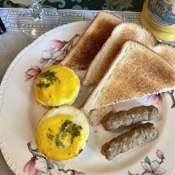 Colonial House Inn - Breakfast - Hotels Near Me - Saint Ignace, Michigan Colonial House Inn - Breakfast - Hotels Near Me - Saint Ignace, Michigan