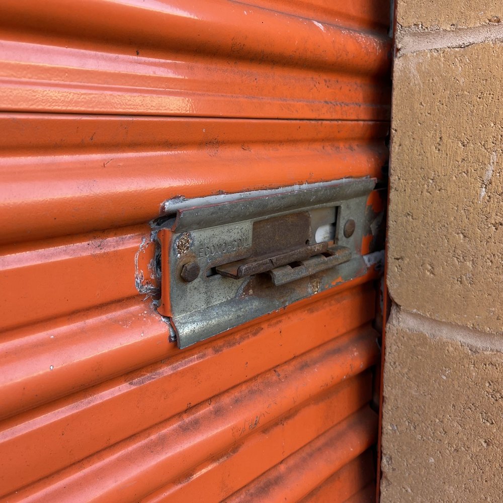 Rusted unit locking mechanism with bolt on outside. Easy to remove by hand! Rusted unit locking mechanism with bolt on outside. Easy to remove by hand!