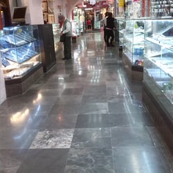 Plaza de la Mujer - Hay varias joyerías que ofrecen fantasía, oro y plata