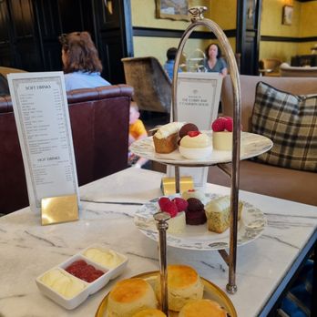 Cameron House Hotel - Hotels Near Me - Alexandria, WDU