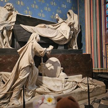 Notre Dame de la Paix - Stone was carved to look like flowing fabric! - Paris, 75 Notre Dame de la Paix - Stone was carved to look like flowing fabric! - Paris, 75