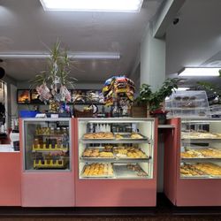 Royal Donuts And Burgers - Inside