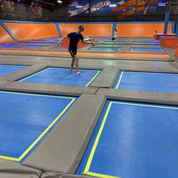 Air Raid Trampoline Park - Jumping