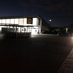 LiDL - Auch ein Grund warum ich ungerne hier hinkomme. Man sieht abends die Hand vor Augen nicht mehr, was soll das?