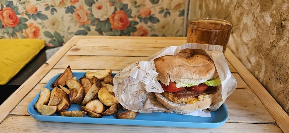 Hank Burger Paris Archives