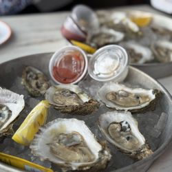 Quirks - Dollar oysters on happy hour