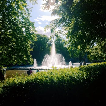Spikersuppa - Sommerlig og fint med vann i fontenen - Local Flavor Near Me - Oslo, 03