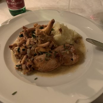 Rüdiger's - Pfifferlinge in Rahmsoße mit Kartoffelstampf und Hähnchenbrust. - Austrian Near Me - Berlin, BE