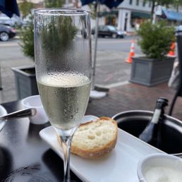 Outdoor dining/Prosecco